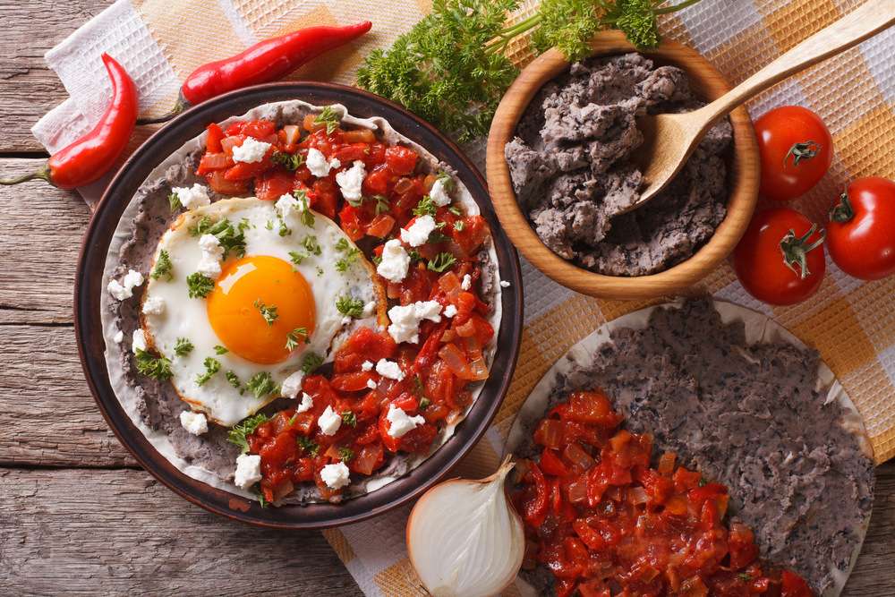 HUEVOS RANCHEROS (Ranch-style eggs)